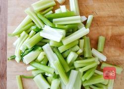 芹菜土豆条的做法图解1