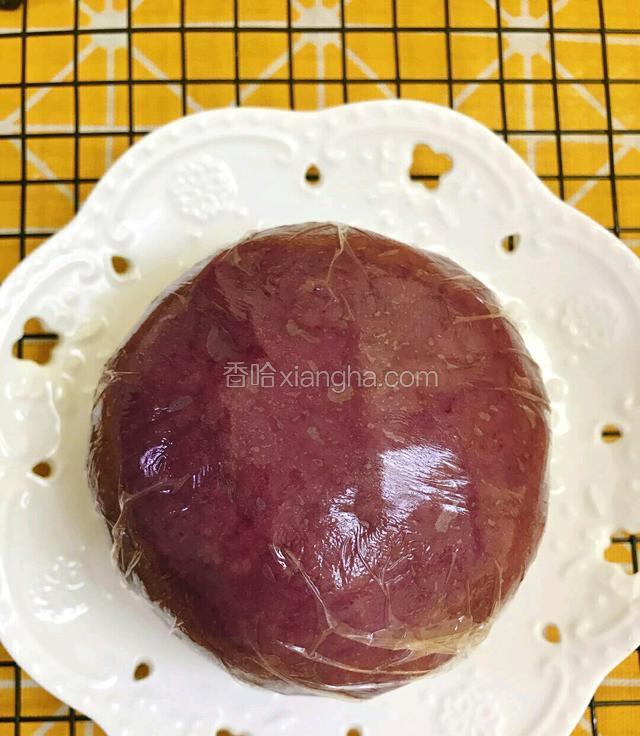 然后揉成一个光滑的面团盖_上保鲜膜
放冰箱冷藏20分钟