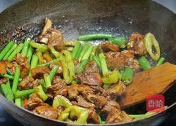 韩式酱排骨炒蒜苔的做法图解4