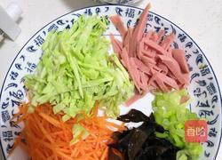 鸡蛋火腿蔬菜炒面的做法图解1