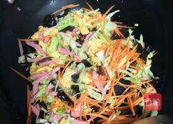 鸡蛋火腿蔬菜炒面的做法图解3