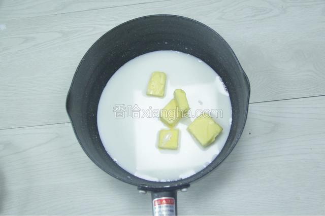 将水、牛奶、、黄油放入锅里，用中火加热搅拌至糖黄油融化。