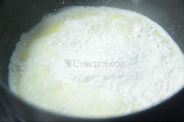 一次性倒入低筋面粉快速搅拌至没有干粉，面粉和水完全混合后，关火即可。