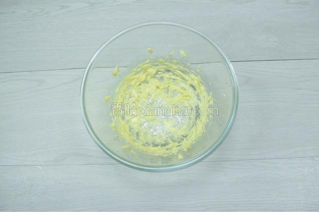 黄油提前软化，用电动打蛋器打发至顺滑无颗粒。