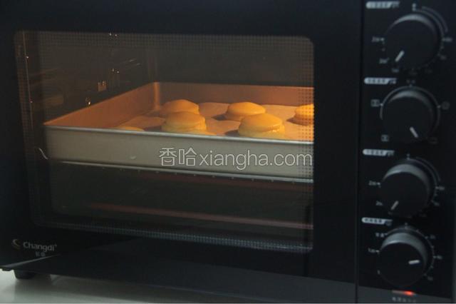 烤箱提前预热，上下火180度，烘烤40分钟，表面金黄色即可出炉。