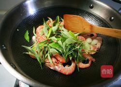 嫩桔叶炒虾的做法图解3