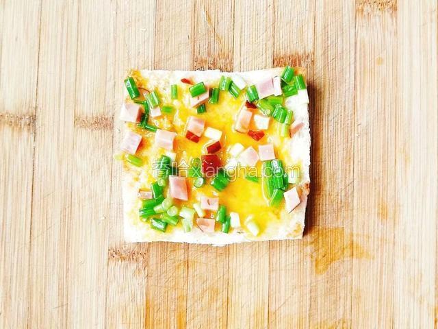 吐司去4边，刷上鸡蛋液和火腿葱