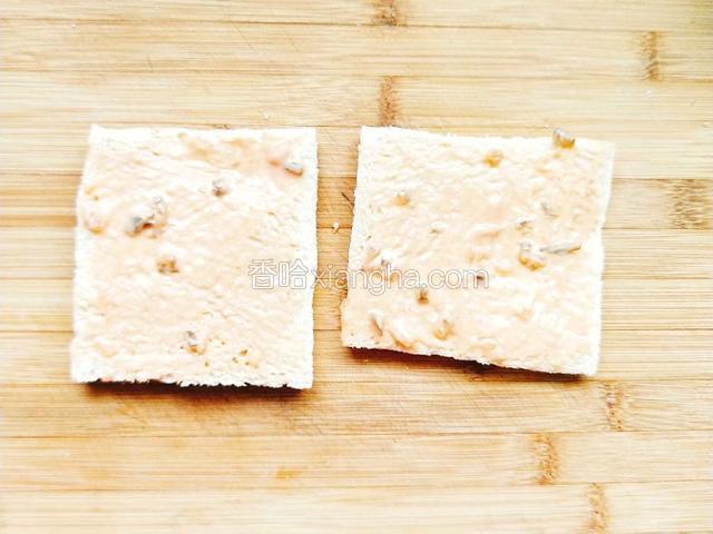 另一面和两天涂抹千岛酱卷起，两头沾
上肉松和海苔芝麻