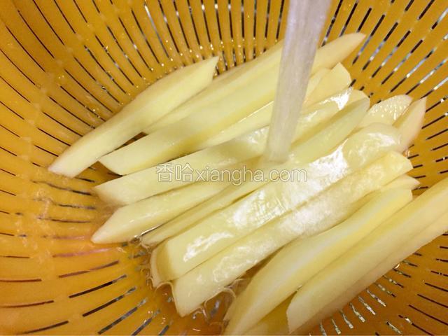 将土豆切成土豆条，用水将表面的淀粉冲洗干净备用