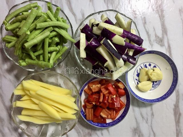 辣椒切小块，大蒜瓣拍扁即可