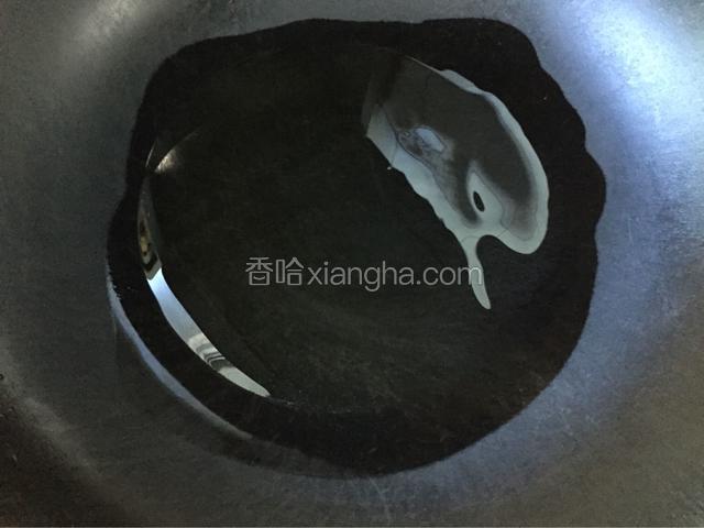 锅烧热，倒入适量的食用油烧热