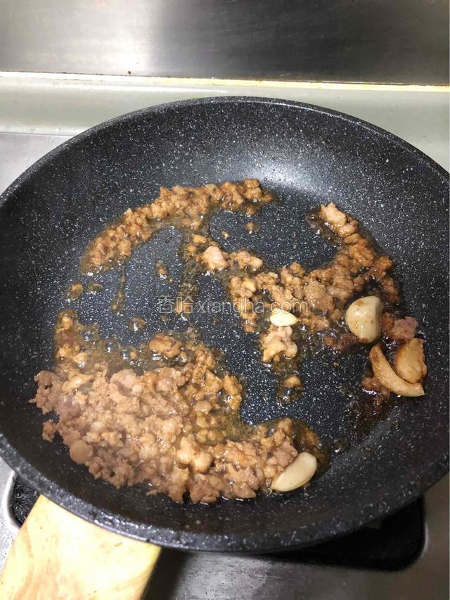 把油热好，放蒜炒下，再放肉末，酱油一勺把肉炒散，变色就好