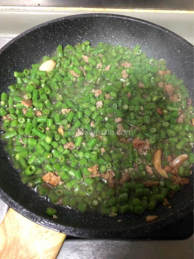 放半碗水进锅，炒匀几下，盖上锅盖焖一下，差不多干水时打开锅盖。