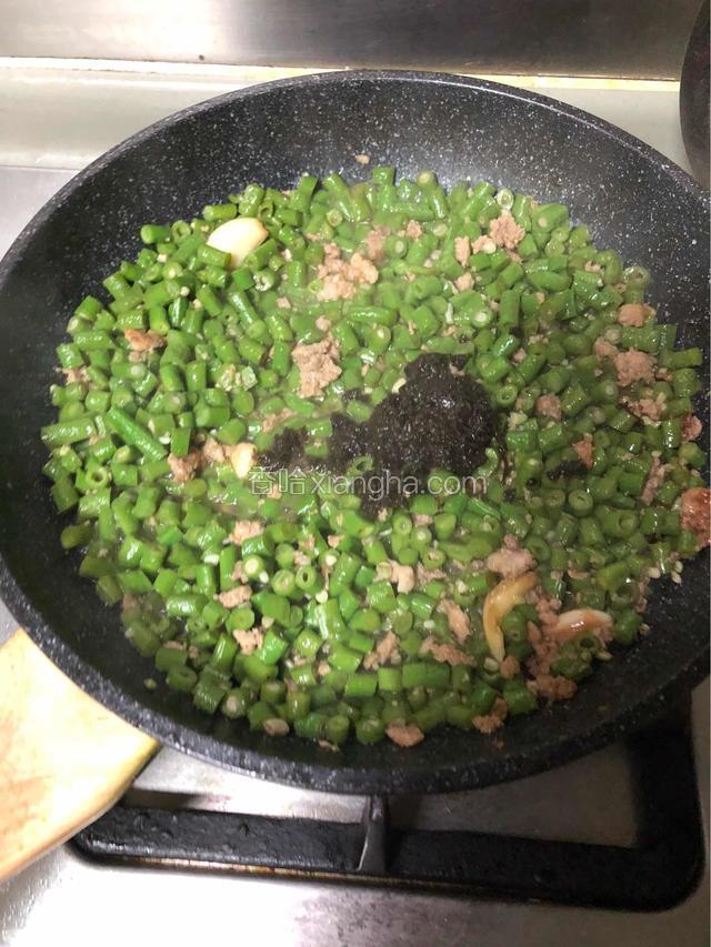 快收汁时，放一二勺橄榄菜，随你喜好，一勺糖，一勺蚝油。炒到收汁就好，盛起