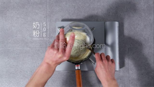 棉花糖融化后加入奶粉，搅拌均匀