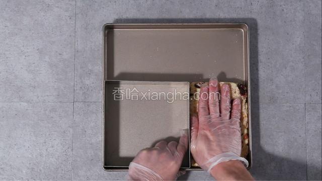 混合好后，把所有混合物倒黄金烤盘里，让材料均匀分布在糖里，可以借助工具整的越方正，表面越平，后面切出来的成品就越好看