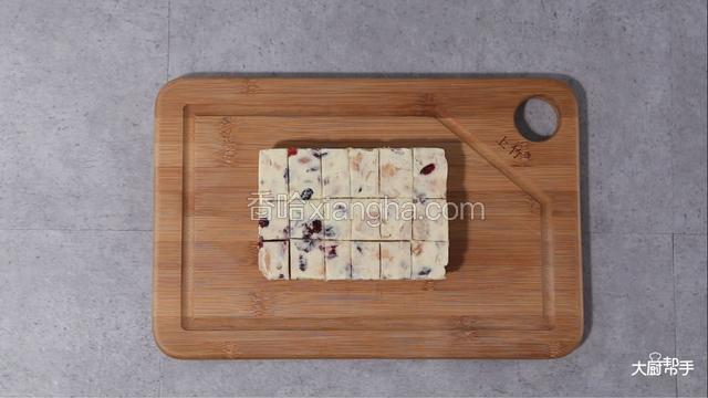 放凉后，把已成形的雪花酥取出，切成大小差不多的块状