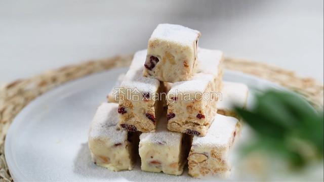 在酥块表面上撒上一层奶粉，这样就完成网红雪花酥啦~