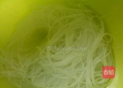 胡萝卜瘦肉炒粉丝的做法图解2