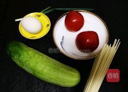 番茄鹅蛋黄瓜面的做法图解1
