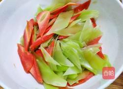 莴笋仔姜胡萝卜炒香肠的做法图解7