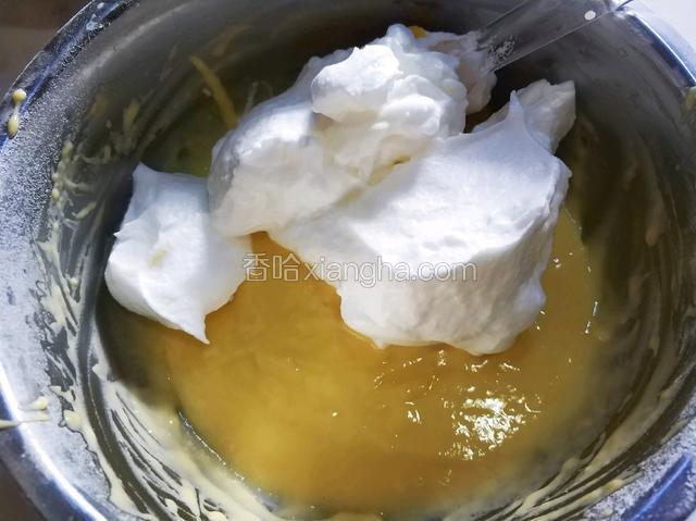 蛋白分三次放入蛋黄糊里，每次拌匀才能放下一次。此时预热烤箱。