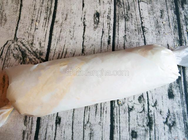 然后拧住两端油纸放冰箱冷藏半小时以上，凉透就可以了