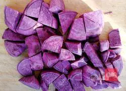 Illustration of how to make purple sweet potato porridge 1