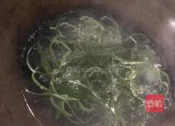 Illustration of how to make cold kelp shreds 2