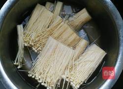 金针菇炒肉丝的做法图解2