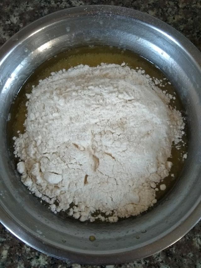 接着加入面粉搅拌均匀！