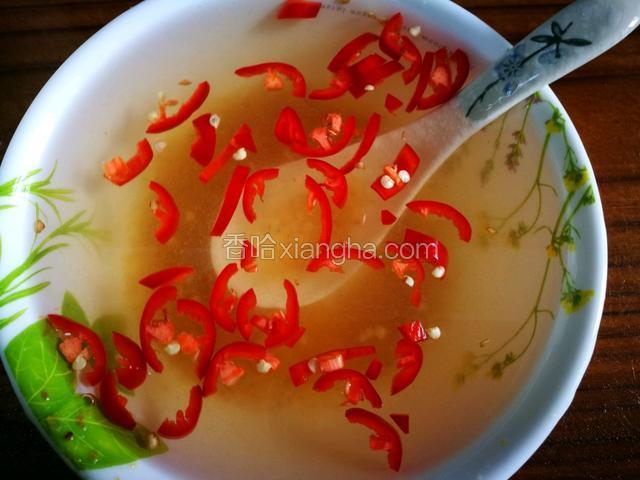 红辣椒切碎，与20g食盐、桂花蜜、白糖、米醋、矿泉水混合成蜜汁水