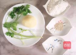 宝宝辅食之香菜土豆饼的做法图解1