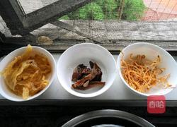 灵芝花胶虫草花炖鸡的做法图解1