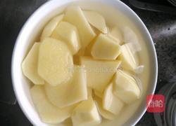 土豆闷五花肉的做法图解1