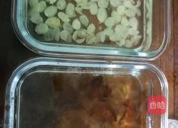 牛奶炖桃胶的做法图解1