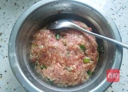 葱香炸丸子的做法图解2