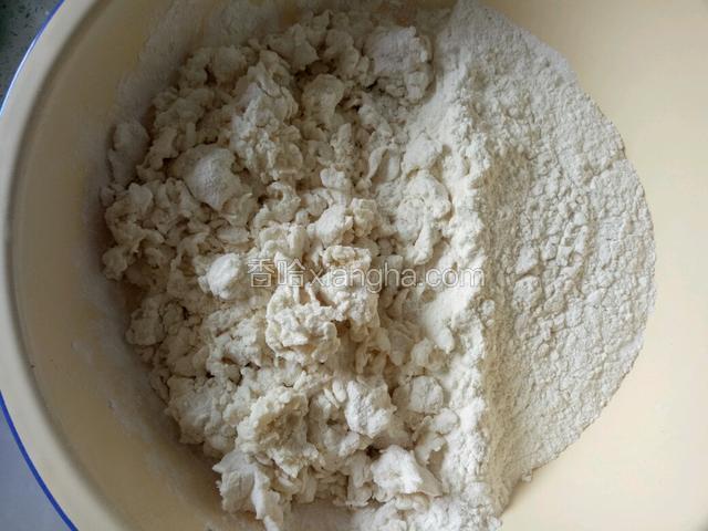 把面粉分成两份，一半用开水和面