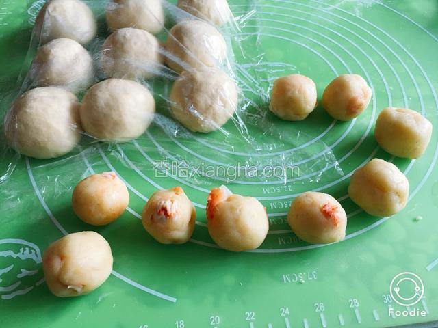 土豆泥分成九个剂子。