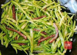 卤牛肉炒豆角的做法图解6