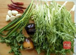 皮蛋拌苦菊的做法图解1