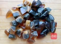 皮蛋拌苦菊的做法图解3