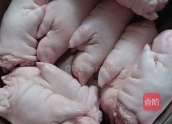 炖猪蹄的做法图解1