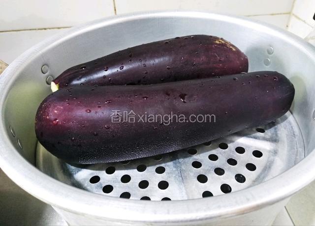 茄子去蒂洗净，水开后放入锅中，盖上盖子蒸15分钟。
