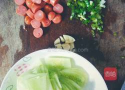 黄瓜炒小香肠的做法图解1