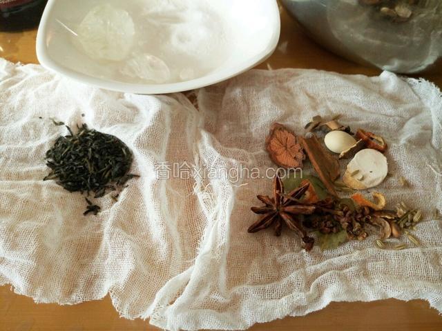 然后准备冰糖 盐 茶叶就按自己喜欢的味道吧 我放的茉莉花茶 香料包里有香叶 八角 桂皮 白芷 陈皮 小茴香 花椒等等