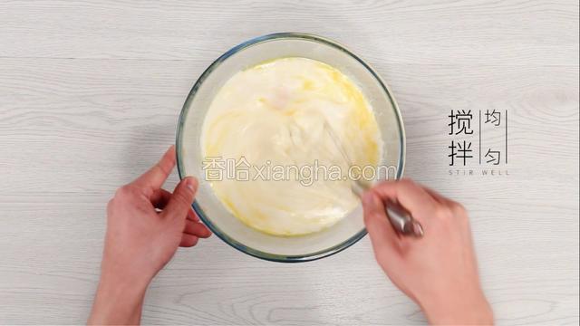 把鸡蛋、砂糖、纯牛奶以及黄油混合，搅拌均匀