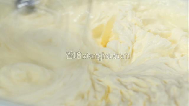 淡奶油和砂糖混合，用电动打蛋器打发至纹路清晰即可