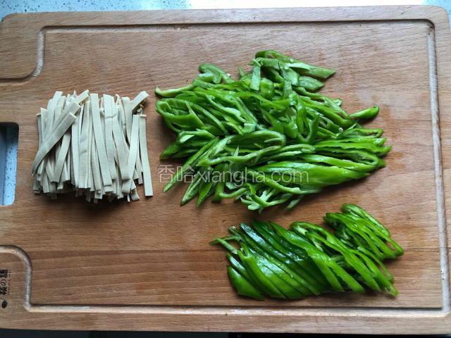 尖椒和豆腐皮都切丝。