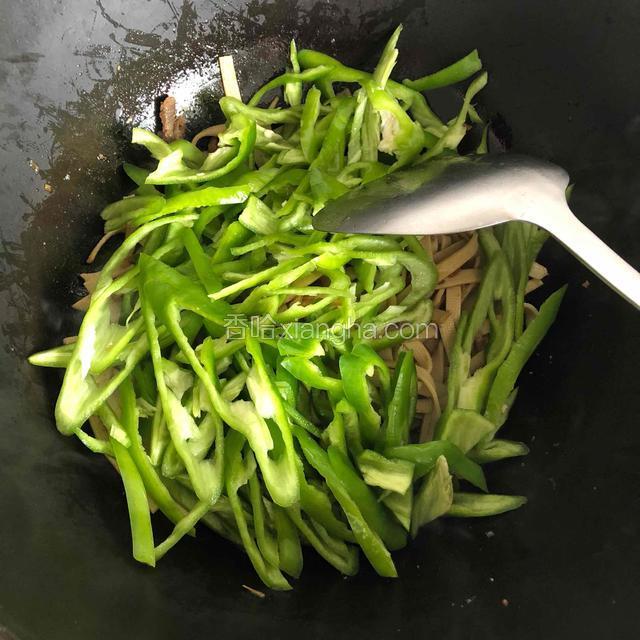 放入尖椒，继续翻炒，尖椒稍变软时加入一勺糖（可以中和辣味，提高口感），倒一点味极鲜酱油，翻炒均匀，根据个人口味放适量的盐，出锅前加一小勺鸡精，炒均匀后就可以出锅啦。